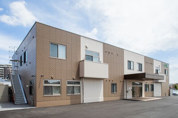 明るい建物外観