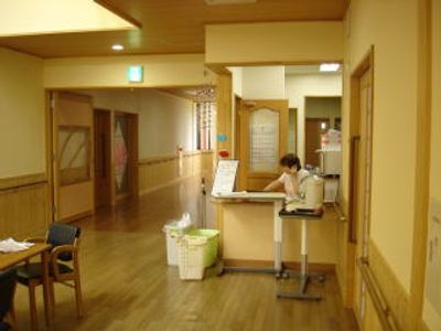 明るい廊下の光景
