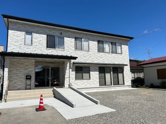 白い外壁の建物