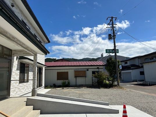 通りに面した建物の外観