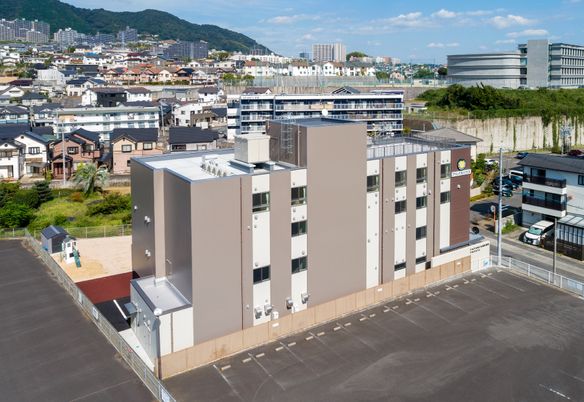 市街地に佇む建物外観