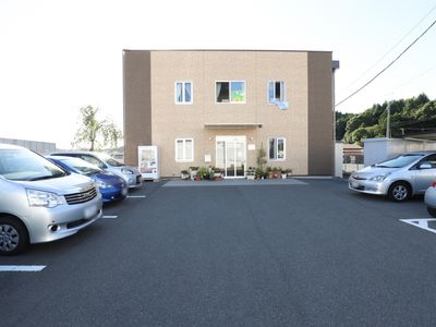 入口付近の駐車場