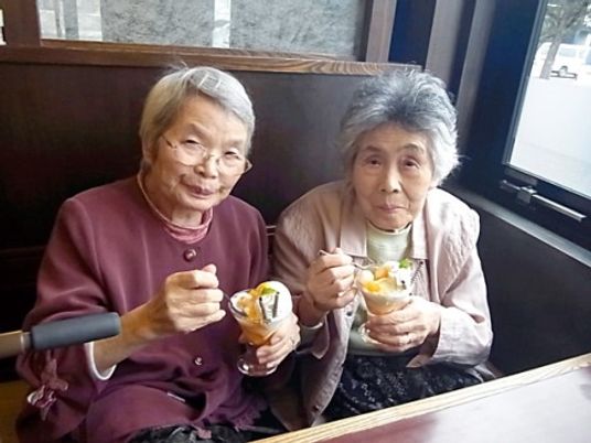 高齢の女性二人の笑顔