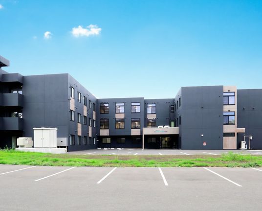 駐車場のある建物外観