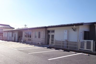 広い駐車場の外観