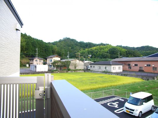 緑豊かな景色のバルコニー