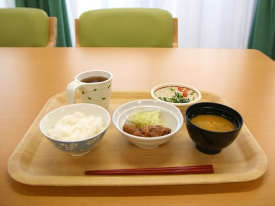 温かな食事の食堂