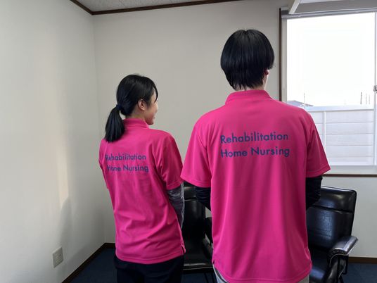 介護スタッフのユニフォーム姿
