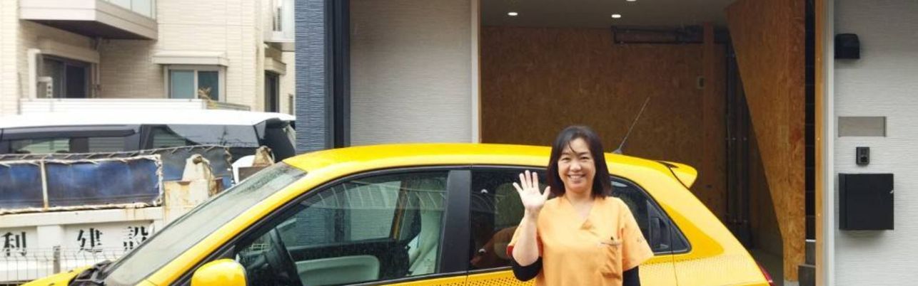 元気な挨拶の女性と車