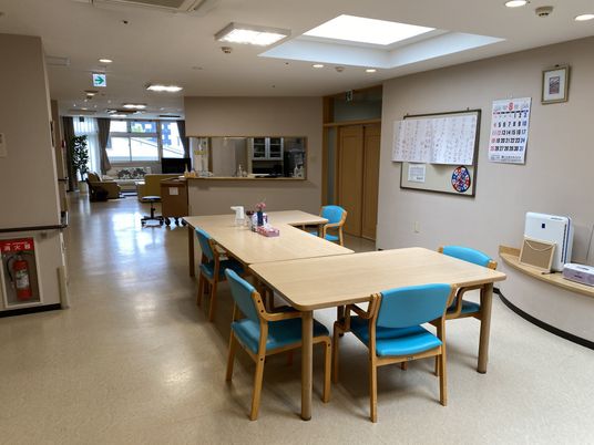 座席が整えられた食堂