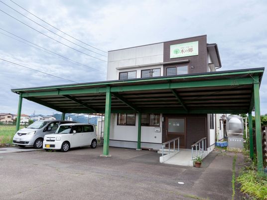 施設正面と駐車場
