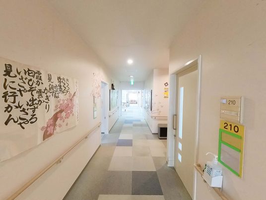 柔らかい色調の廊下