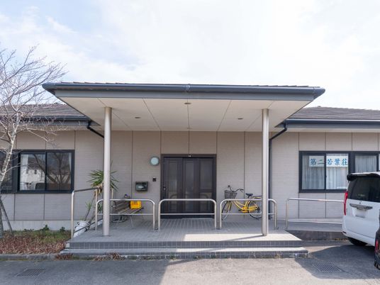自転車置き場のある外観