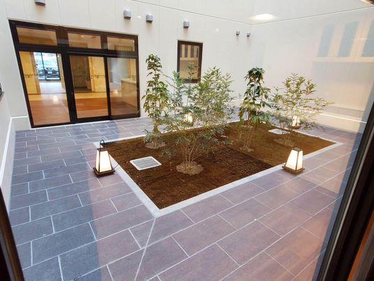 植栽と灯りの中庭