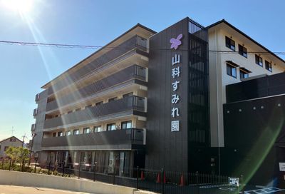 陽光を浴びる外観
