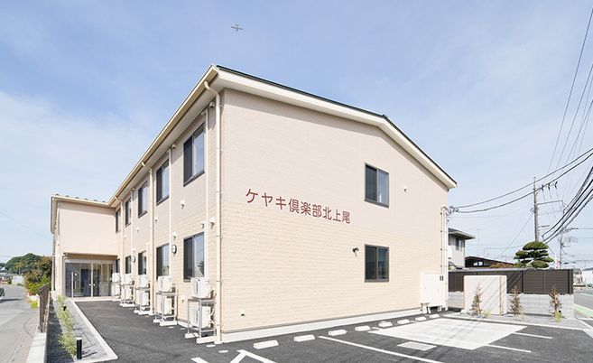 白い建物の外観