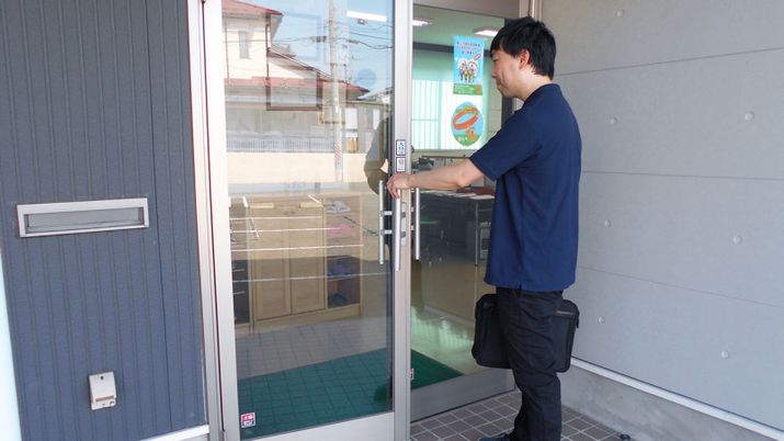 エントランスを開ける人