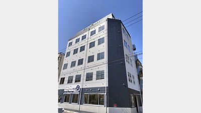 青空に映える建物外観