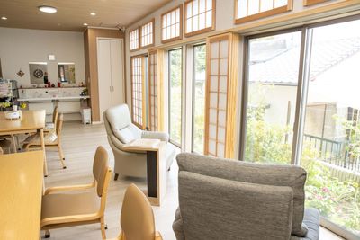 テーブルとソファーがある明るいお部屋