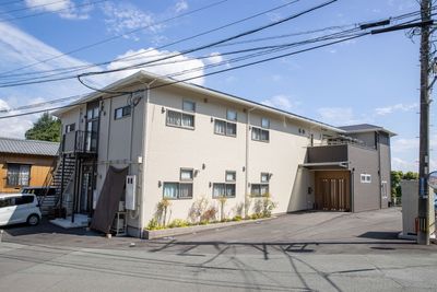 白い2階建ての住宅風建物