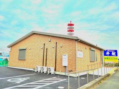 駐車場付きの建物外観