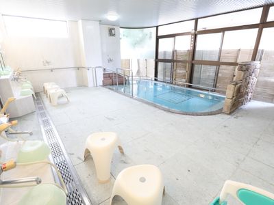明るい浴室の内観
