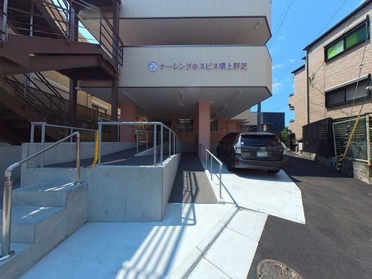 施設前のバリアフリー入口