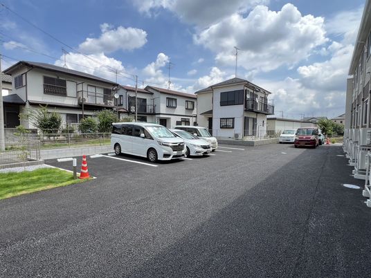 広々とした施設前駐車場