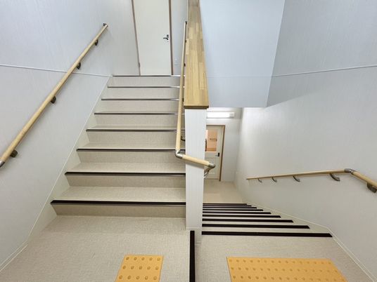 安全手すり付きの廊下