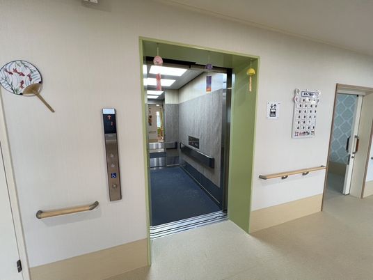 エレベーター前の廊下