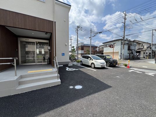 エントランスと駐車場