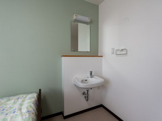 落ち着いた部屋の居室