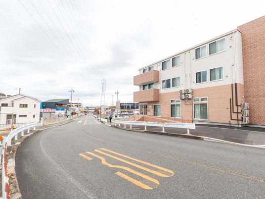 道路沿いの建物外観