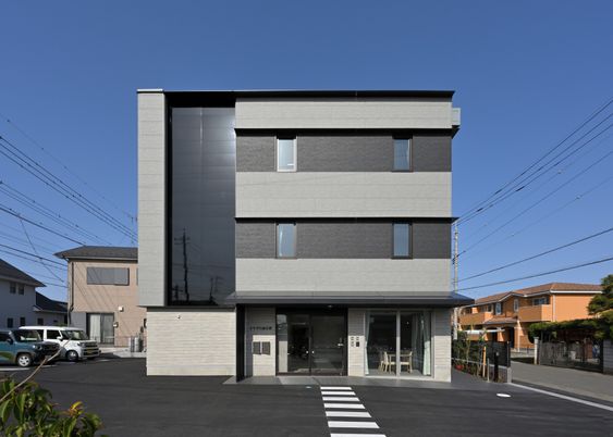 光が差し込む建物の外観
