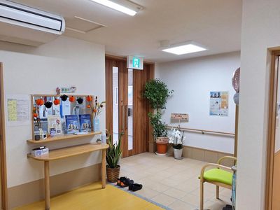 明るい廊下のエントランス