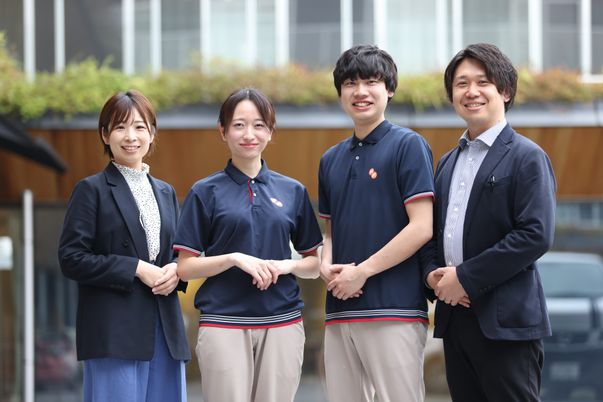 スタッフが笑顔で歓迎