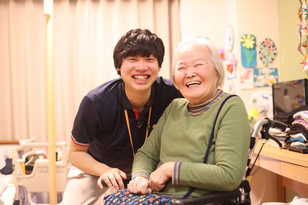スタッフと笑顔の居室