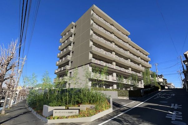 明るい外観の建物