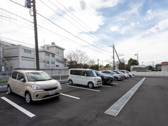 広々とした駐車場