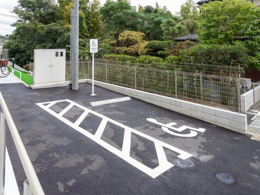 手を伸ばし笑顔の方々