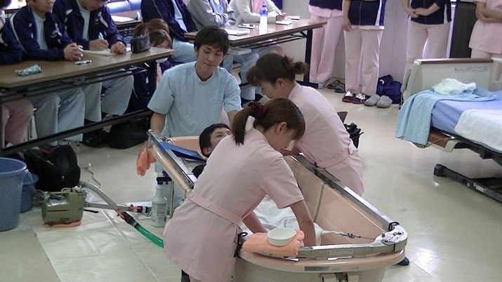 ケアの様子が見える浴室