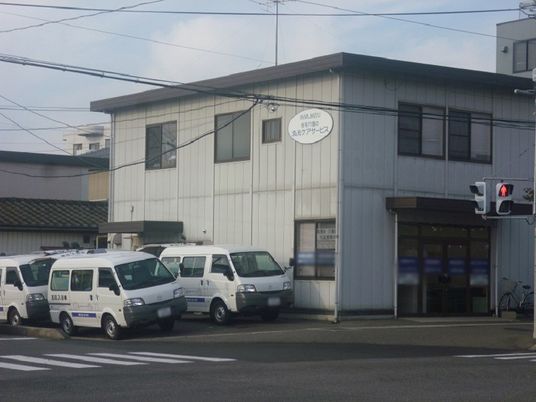 車が停まる建物外観