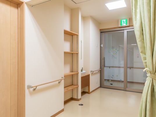 明るい廊下の風景