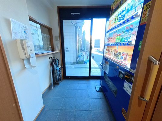 自動販売機のある入り口
