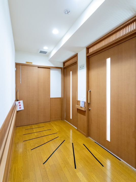 幅の広い片引き戸の廊下