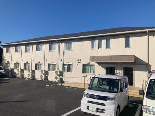 白い建物の外観