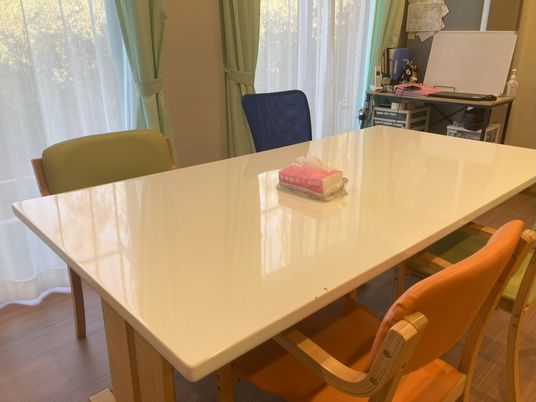 明るいテーブルの部屋  