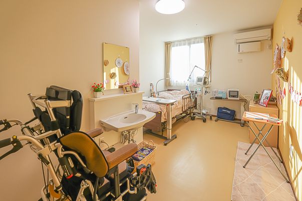 明るい個室の居室