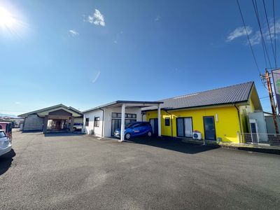 広々とした駐車スペース外観