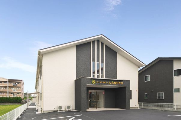 白い建物の外観